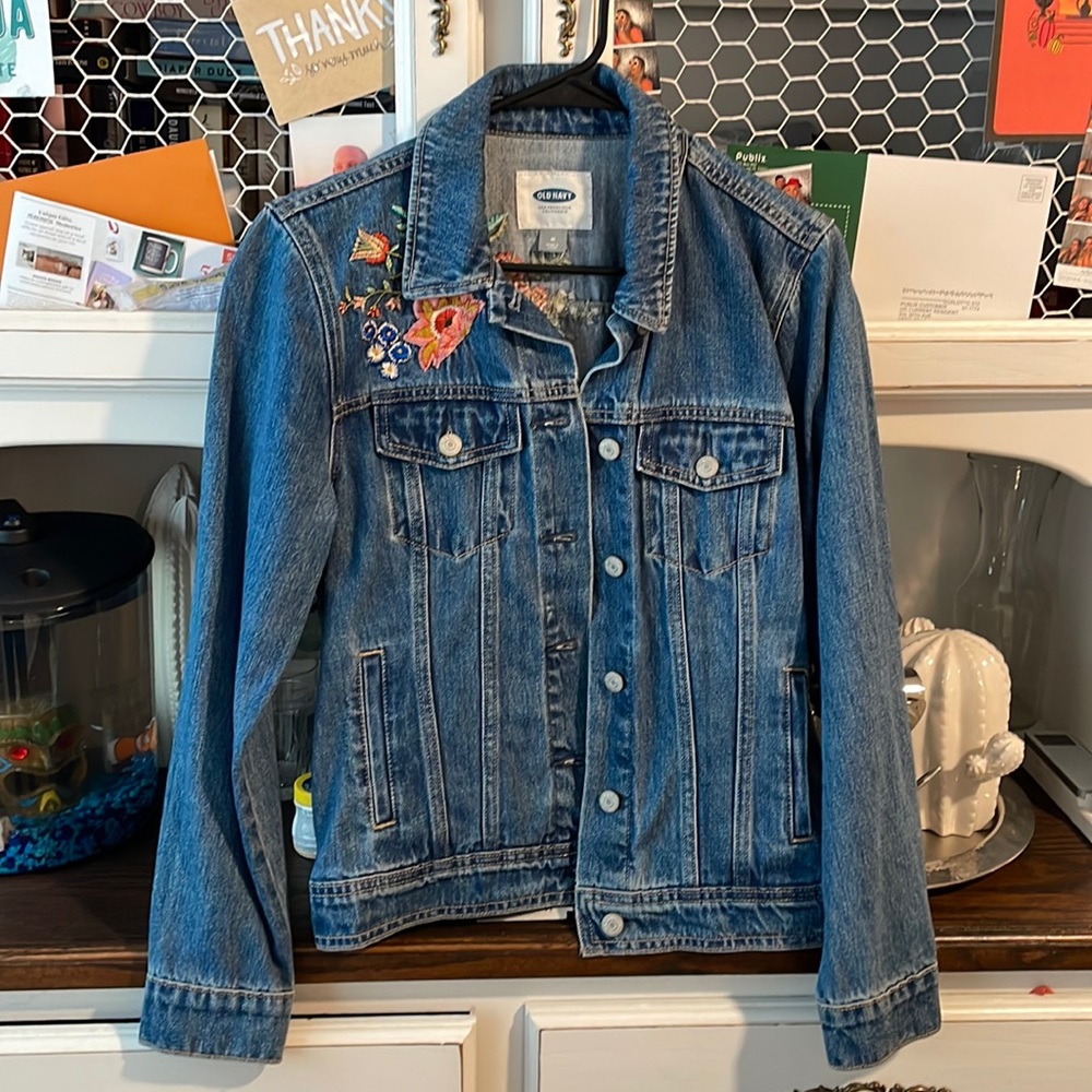 Beauitful embroidered jean jacket! Worn once. Perfect condition! 😍